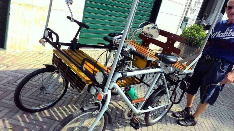 Pedalare in bicicletta: perché fa bene 7 Biciclette tandem con spaziosi sedili in legno e struttura robusta per escursioni all'aperto, ideale per coppie e gruppi che amano pedalare insieme in ambienti urbani o naturali.