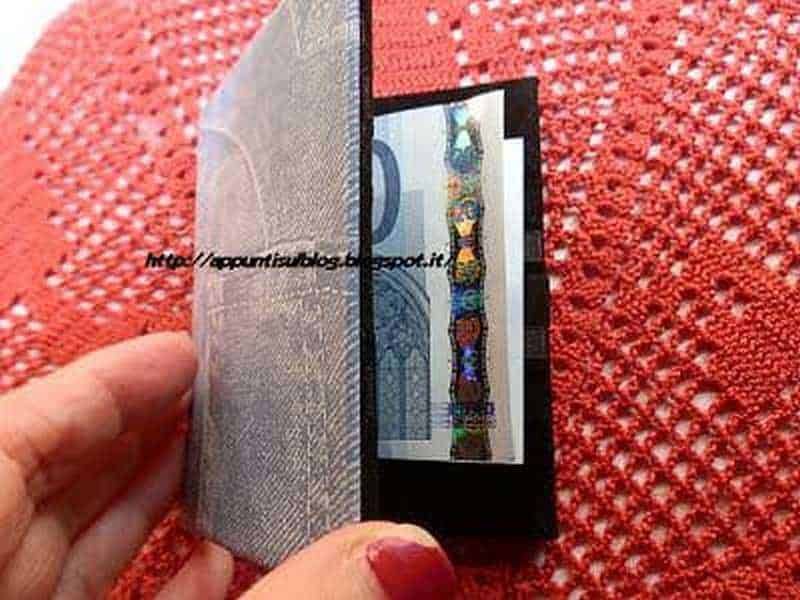 Valuta digitale con microchip RFID visibile, immagine di una mano che tiene un dispositivo di pagamento elettronico con circuiti e tecnologie innovative.