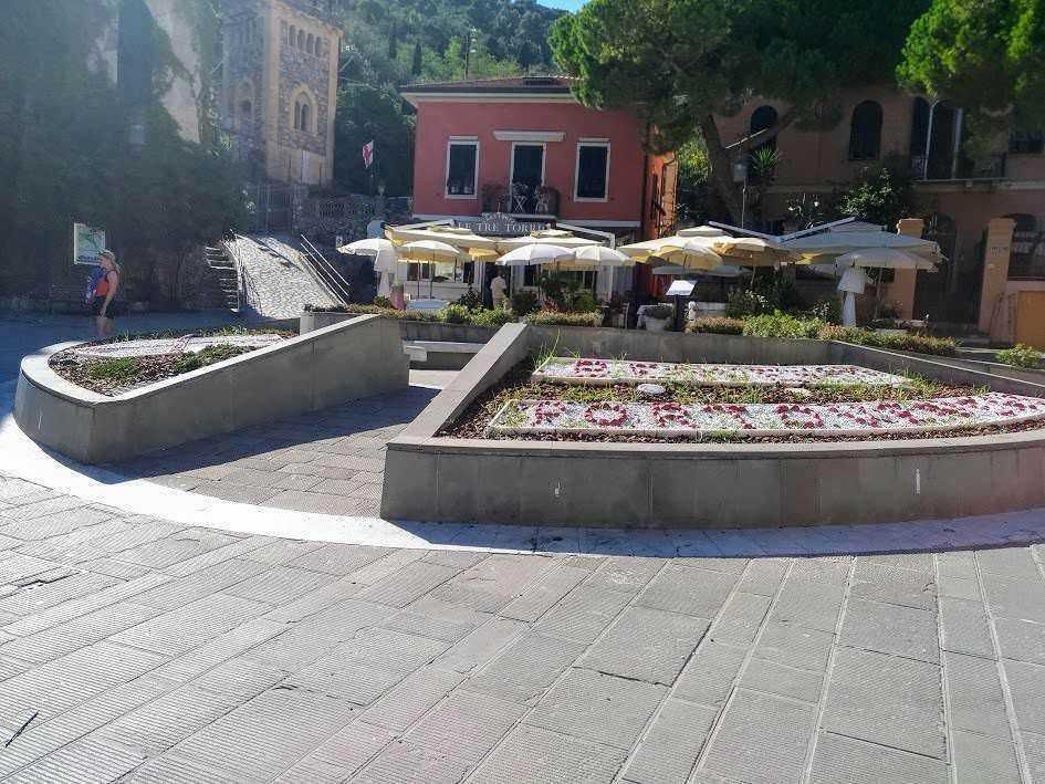 un borgo pittoresco italiano con edifici storici e natura rigogliosa sullo sfondo.