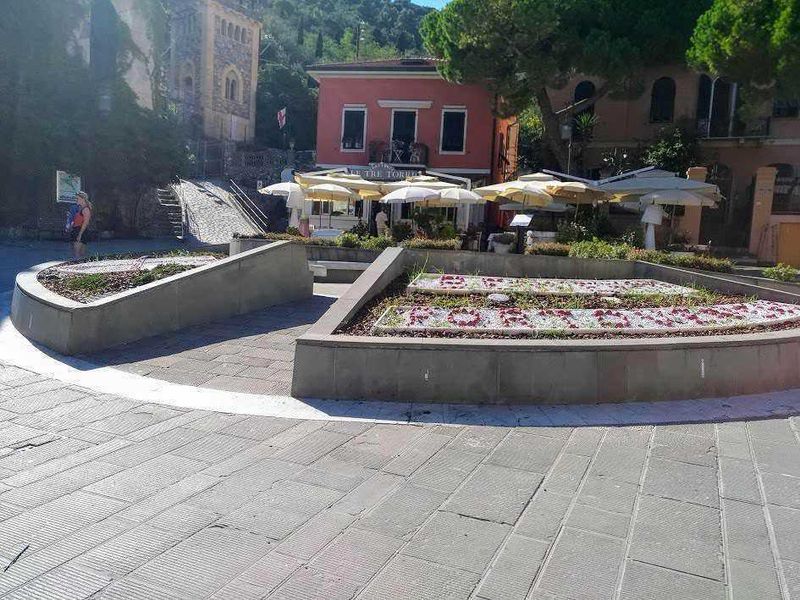 Portovenere: Santuario della Madonna Bianca: cosa vedere e dintorni 15 un borgo pittoresco italiano con edifici storici e natura rigogliosa sullo sfondo.