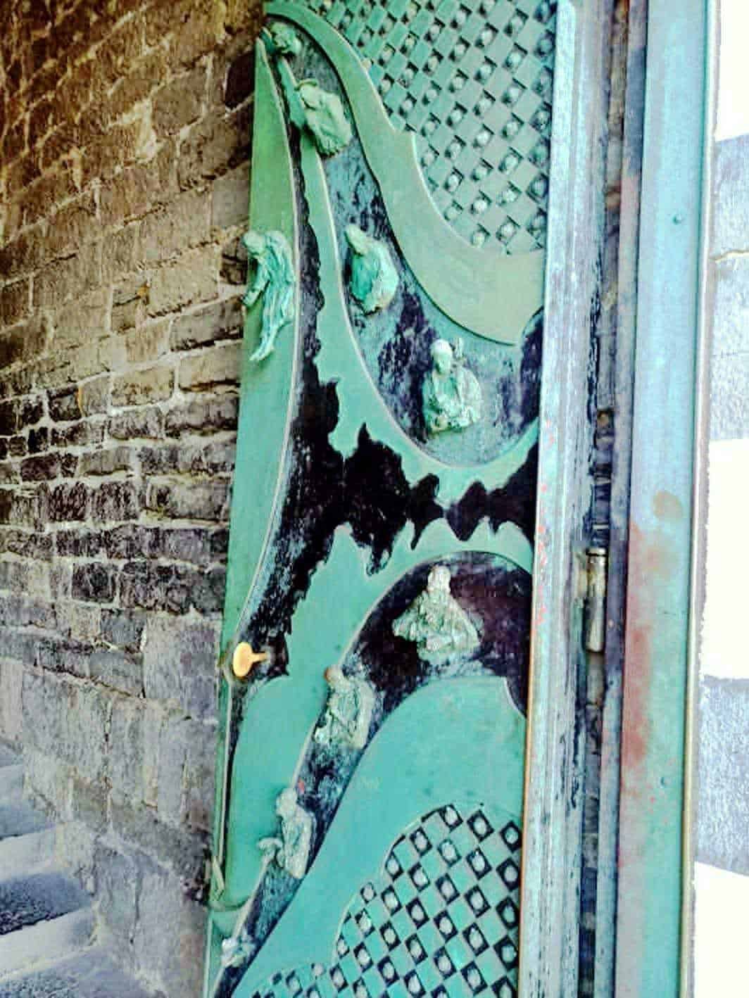 Chiesa di S.Pietro: porte bronzee Portovenere: Santuario della Madonna Bianca e dintorni