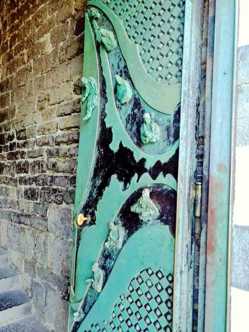 Portovenere: Santuario della Madonna Bianca: cosa vedere e dintorni 4 Chiesa di S.Pietro: porte bronzee Portovenere: Santuario della Madonna Bianca e dintorni