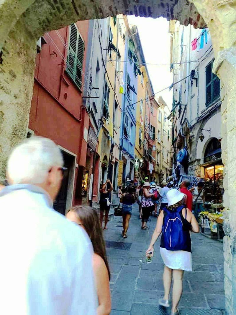 Portovenere: Santuario della Madonna Bianca: cosa vedere e dintorni 11 Il "Carugio". Arcata medievale con vie strette e colorate