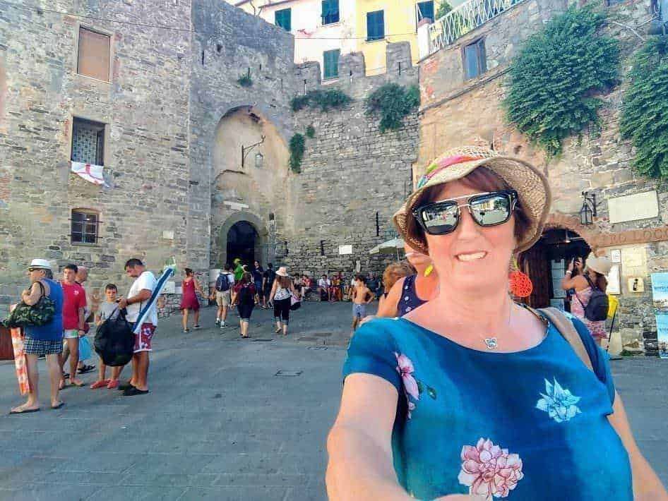 centro storico di un'antica città italiana, atmosfera estiva, turismo culturale, viaggio in Italia, attrazioni storiche.