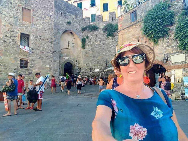 Portovenere: Santuario della Madonna Bianca: cosa vedere e dintorni 10 centro storico di un'antica città italiana, atmosfera estiva, turismo culturale, viaggio in Italia, attrazioni storiche.