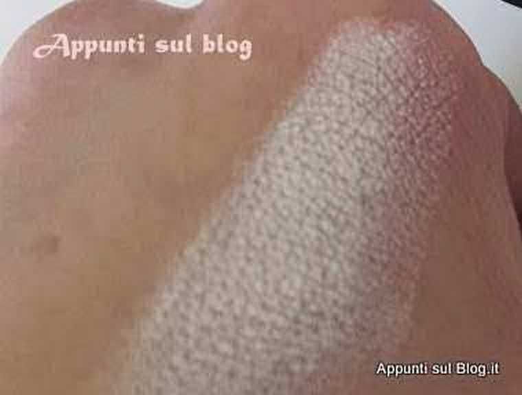Pelle con trattamento di cura, zona con tessitura liscia e setosa, immagine di skincare e benessere della pelle, esempio di cura della pelle con attenzione ai dettagli, ottima per contenuti sulla cura del corpo e benessere esterno.