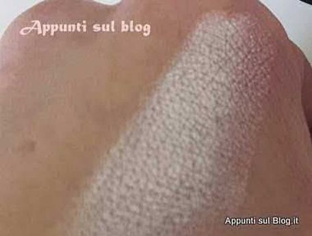 Postquam Cosmetic makeup professionale 3 Pelle con trattamento di cura, zona con tessitura liscia e setosa, immagine di skincare e benessere della pelle, esempio di cura della pelle con attenzione ai dettagli, ottima per contenuti sulla cura del corpo e benessere esterno.