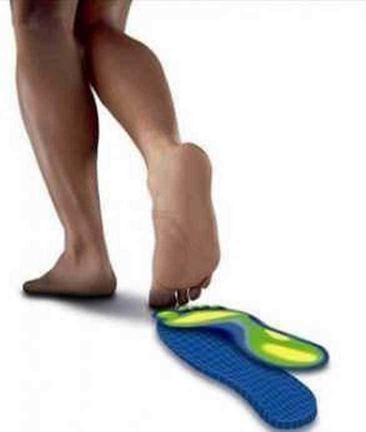 Piedi con scarpa da corsa e pianta del piede con plantare ortopedico, focus su comfort e prevenzione in attività sportive e quotidiane.
