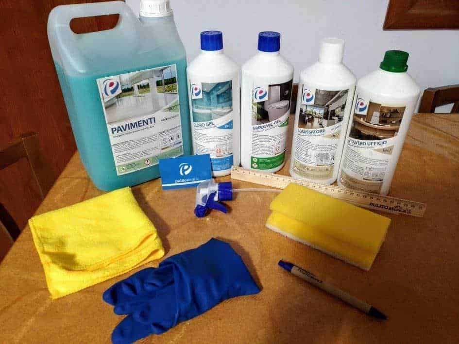 Detergenti per pulizia pavimenti, accessori per sanificazione, spugne gialle e guanti in nitrile, attrezzature per igiene e manutenzione domestica e professionale, prodotti per sterilizzazione e disinfezione.