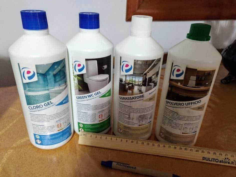 Cloro gel disinfettante e prodotti per sanificazione bagno e ufficio, confezioni da 1 litro, con immagini illustrative e etichette per uso professionale, ideali per igienizzare ambienti e superfici.