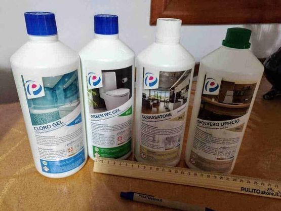 Pulito Store: pulizie con un click 3 Cloro gel disinfettante e prodotti per sanificazione bagno e ufficio, confezioni da 1 litro, con immagini illustrative e etichette per uso professionale, ideali per igienizzare ambienti e superfici.