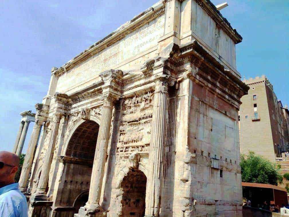 Antica porta di epoca romana, maestosa e ben conservata, situata nel centro storico di Roma, simbolo di antica architettura e storia imperiale italiana.