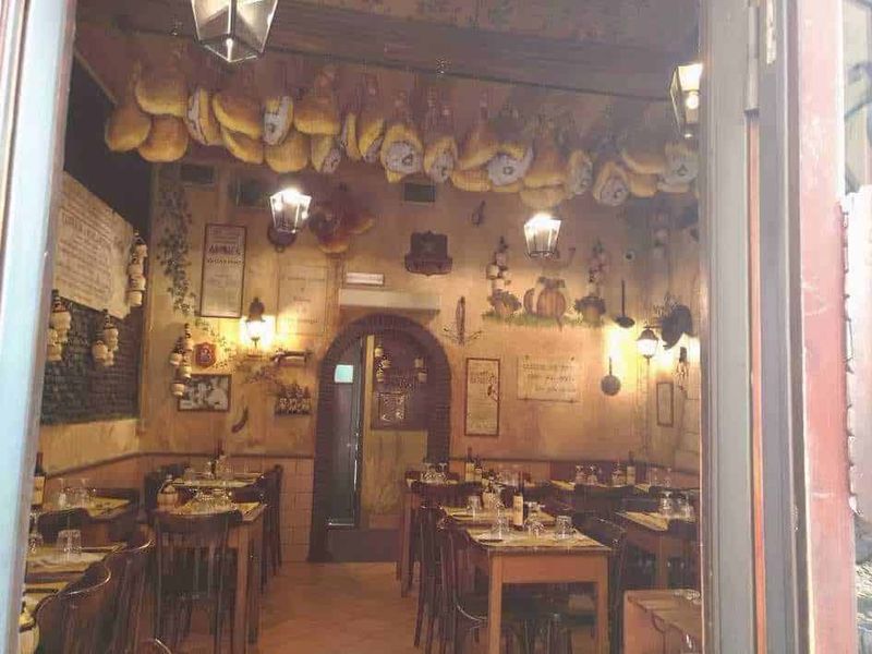 Roma capitale tour in mesi caldi 13 File name: atmosfera-accogliente-trattoria-italiana.jpg.