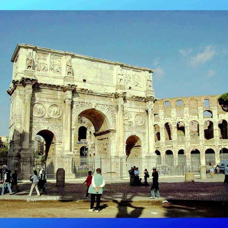 Roma passeggiando lungo il Tevere per 3 km, 14 curiosità 5 Antica struttura romana in pietra con archi e travi, monumento storico di Roma. Immagine di un sito archeologico ben conservato, simbolo della maestria dell'ingegneria romana antica.