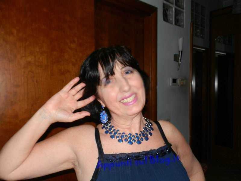 Elegante donna in un ambiente domestico con vestiti alla moda, decorazioni vintage e dettagli di stile, perfetta per un blog di moda o lifestyle.