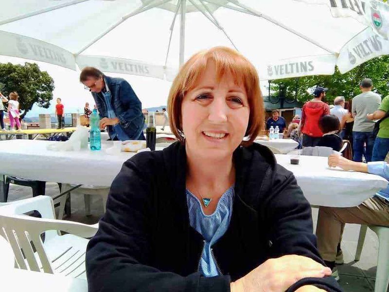 Roscigno, paese che cammina nel cuore del Cilento 3 Riuscita donna sorridente sotto ombrellone all'aperto, in un evento sociale, atmosfera conviviale e spazi esterni, persone in compagnia, ambiente informale, agosto, estate, fotografia di lifestyle, relax, tempo libero, socialità.