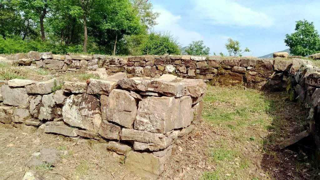Muri di pietra storici in campagna, costruzione tradizionale con pietre naturali, ambiente naturale e paesaggio verde, perfetto esempio di architettura rurale in Italia.