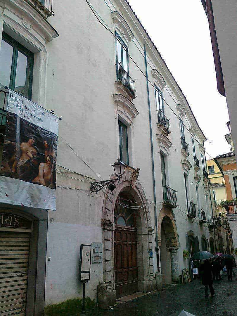 Dipinti storici e palazzi antichi a Palermo, Italia, con dettagli architettonici e strade cieche di ciottoli. Perfetto per immagini di turismo, cultura e patrimonio artistico siciliano.