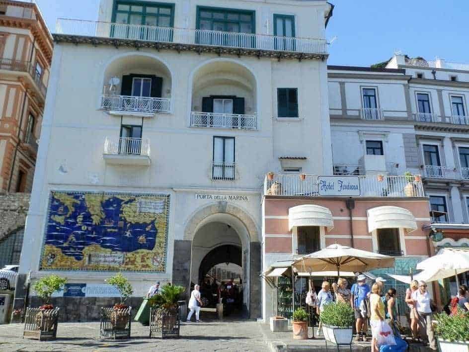 Appunti sul Blog: immagine di un affascinante edificio storico con architettura elegante e una strada affollata di turisti, perfetta per contenuti sul turismo, cultura e viaggi in Italia.