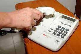 Truffa telefonica cosa fare al telefono 2 Caduta accidentale, segnale di avvertimento per rischi di caduta, simbolo di sicurezza con figura umana caduta al suolo in modo pericoloso. Segnali di sicurezza per prevenzione in ambienti di lavoro e strade.