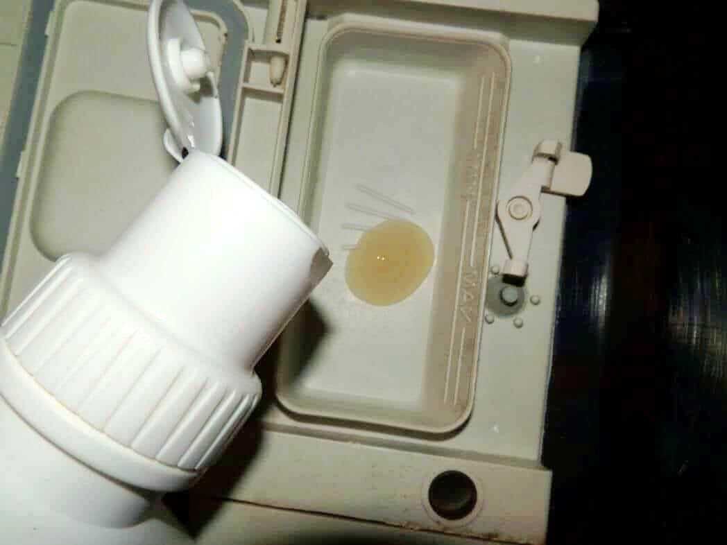 Polverizzatore per alimenti, piscina di olio e detergenti, apparecchiatura da cucina, utensili per la preparazione di cibo, attrezzature da cucina industriale, ambiente casalingo o commerciale.