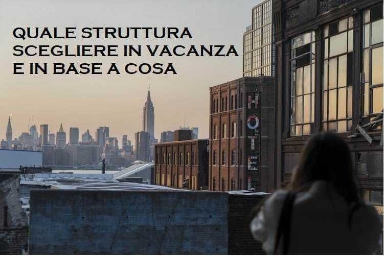 Vacanze quale struttura scegliere, hotel o casa 2 Come scegliere la struttura giusta: Vacanza scelta struttura: skyline di New York al tramonto con grattacieli e vista urbana.