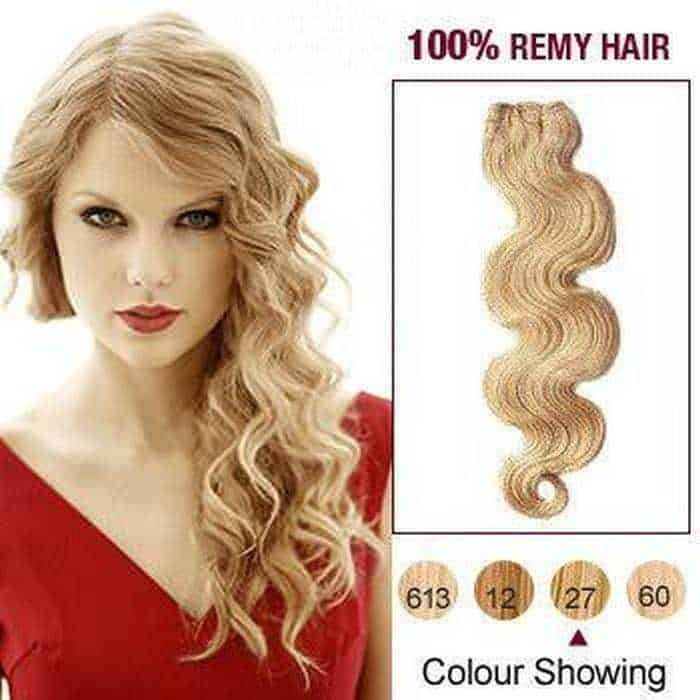 Riccio capelli tinta naturale blonde sfumatoElegante donna con riccioli color miele, evidenziata dal prodotto di extension capelli naturale blonde riccio per look glamour sui blog di moda e bellezza.