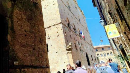 Visita Volterra e i suoi grattacieli- palazzo priori