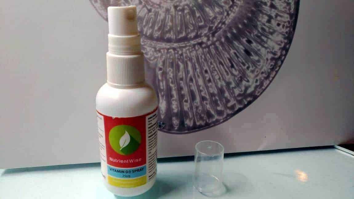 VITAMINA D3 SPRAY in bottiglia bianca con etichetta rossa e verde, spray terapeutico, per il benessere e il supporto immunitario.