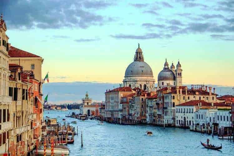Weekend a Venezia: 13 cose che non potete perdervi! 4 Venezia, Canale Grande con la Basilica di Santa Maria della Salute, vista panoramica, edificio storico, turisti, gondole, acqua, città d'arte, architettura veneziana, Italia.