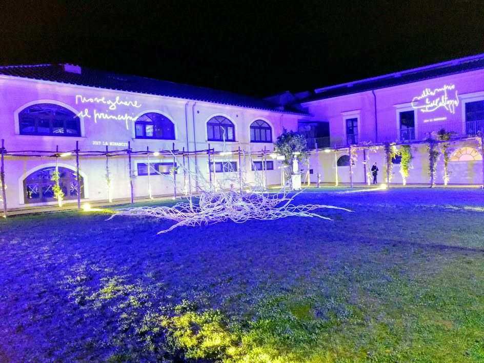 Faro illuminato su edificio storico, decorazioni luminose notturne, evento culturale all'aperto, illuminazione artistica, atmosfera suggestiva, festa o celebrazione, appunti sul blog,_mostre_culturali.
