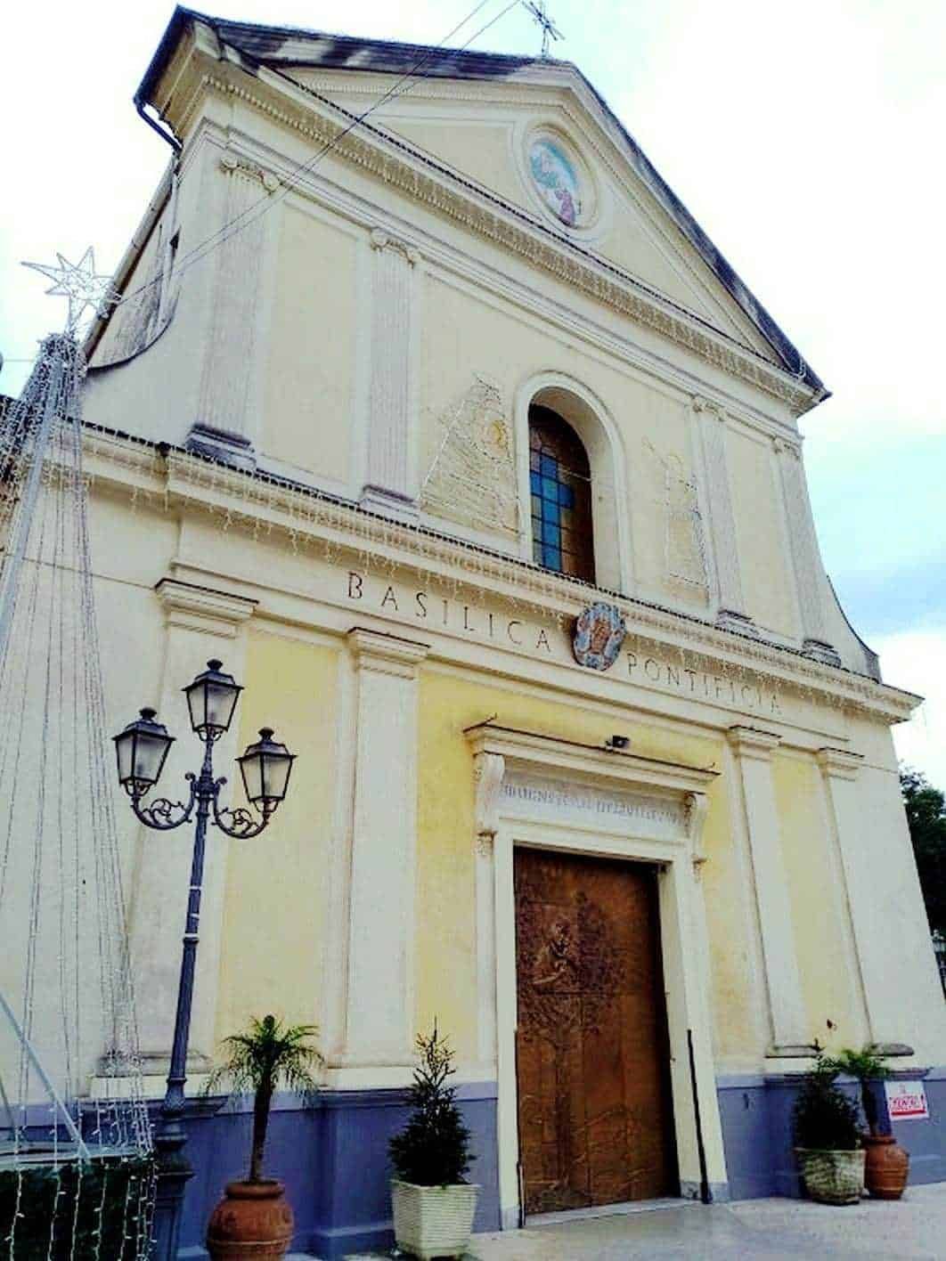 Faro di Chiesa di San Giuseppe a Pontecagnano, edificio storico con architettura barocca, decorazioni classiche, ingresso imponente e illuminazione notturna, simbolo religioso e culturale della città.