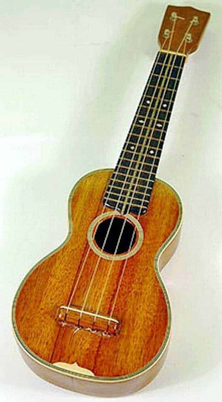 Piccolo ukulele in legno naturale, ideale per principianti e appassionati di musica. Strumento musicale portatile con corde in nylon e tastiera in stile classico. Perfetto per creare melodie melodiche e divertenti.