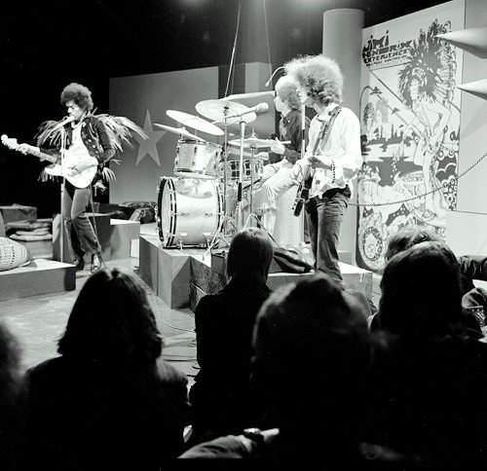 Jimi Hendrix: Chitarra, popolarità, diffusione e origine