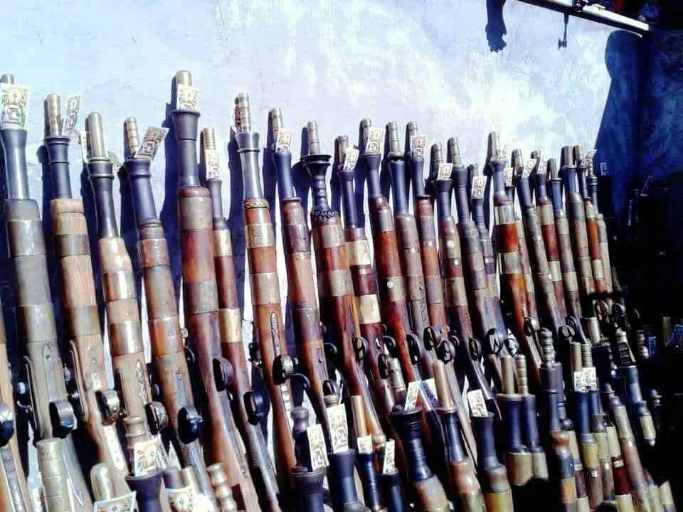 Fucili di legno vintage esposti in un negozio di armi antiche, ideali per collezionisti e appassionati di armi d’epoca. Perfetti per decorare ambienti rustici o storici con un tocco di nostalgia.