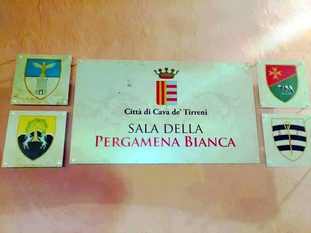 Stemma e insegne araldiche della città di Cava de' Tirreni, segnaletica per la sala Pergamena Bianca presso il municipio, simboli storici e civici di Cava de' Tirreni, arte araldica locale, segnaletica istituzionale.