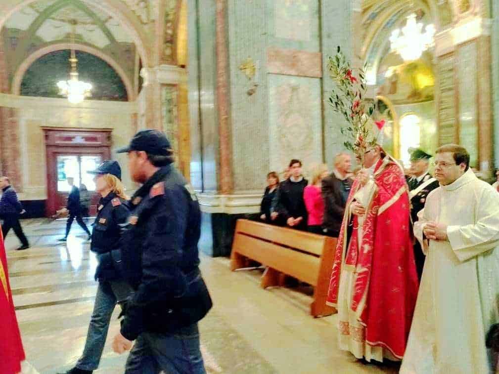 Preti e fedeli in preghiera durante una cerimonia religiosa nel santuario