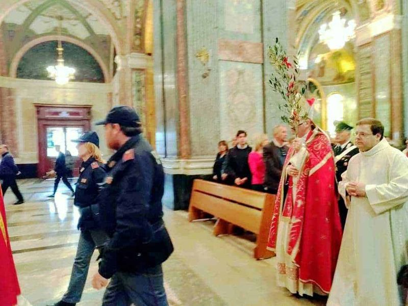 Domenica delle Palme a Pompei: celebrazioni al Santuario della Madonna del Rosario 5 Preti e fedeli in preghiera durante una cerimonia religiosa nel santuario