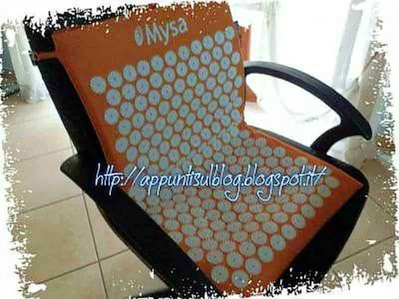 Mysa cuscino agopressione e termoterapia 6 Mysa cuscino agopressione e termoterapia di styrofoam e tessuto antiscivolo su sedia nera, uso come poggiapiedi o supporto per il relax, decorazione moderna per ufficio o casa.