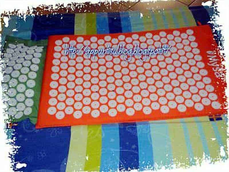 Mysa cuscino agopressione e termoterapia 7 Mysa cuscino agopressione e termoterapia, posizionate su un letto.