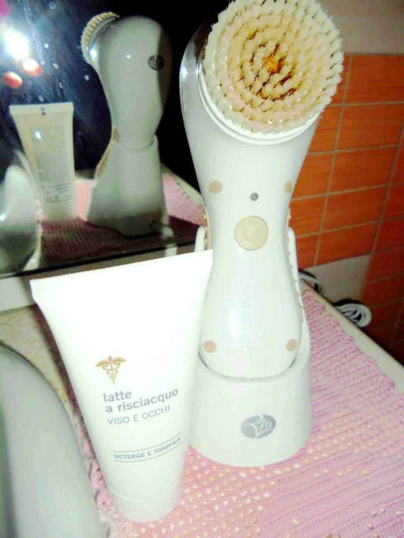 Natura Scienza: prodotti dermocosmetici innovativi 3 Filtro per il viso e occhi, frullatore con accessori, e latticini per skincare, foto di prodotti di bellezza e cura della pelle, su superficie con tovaglia rosa, ambientazione domestica e di cosmetica.