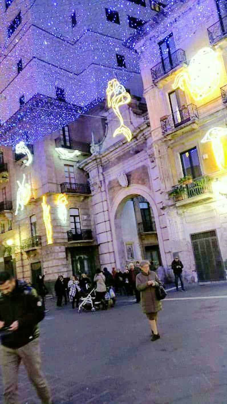 Dipinti storici e palazzi antichi a Palermo, Italia, con dettagli architettonici e strade cieche di ciottoli. Perfetto per immagini di turismo, cultura e patrimonio artistico siciliano.