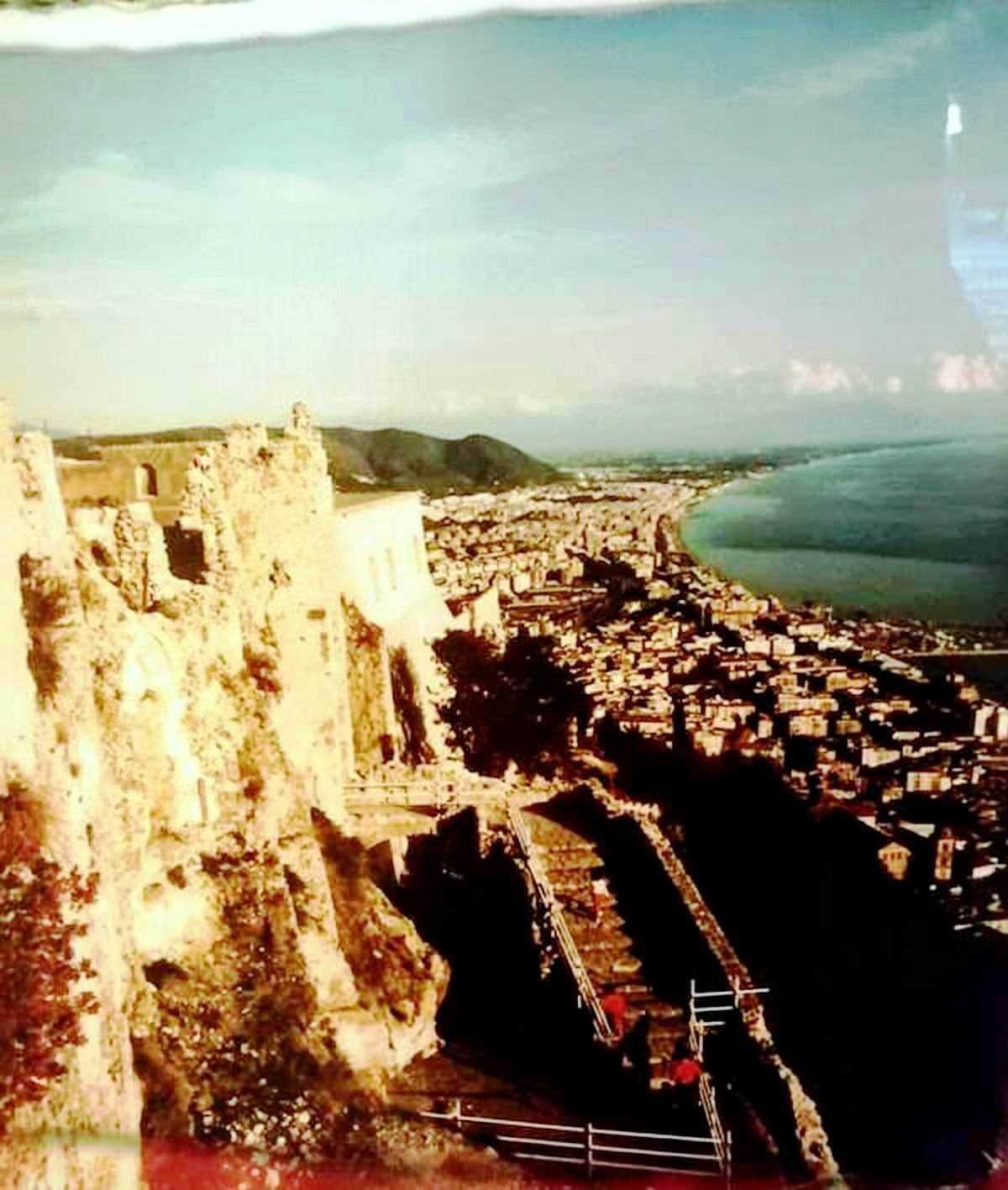 Appunti sul Blog: immagine di un affascinante edificio storico con architettura elegante e una strada affollata di turisti, perfetta per contenuti sul turismo, cultura e viaggi in Italia.