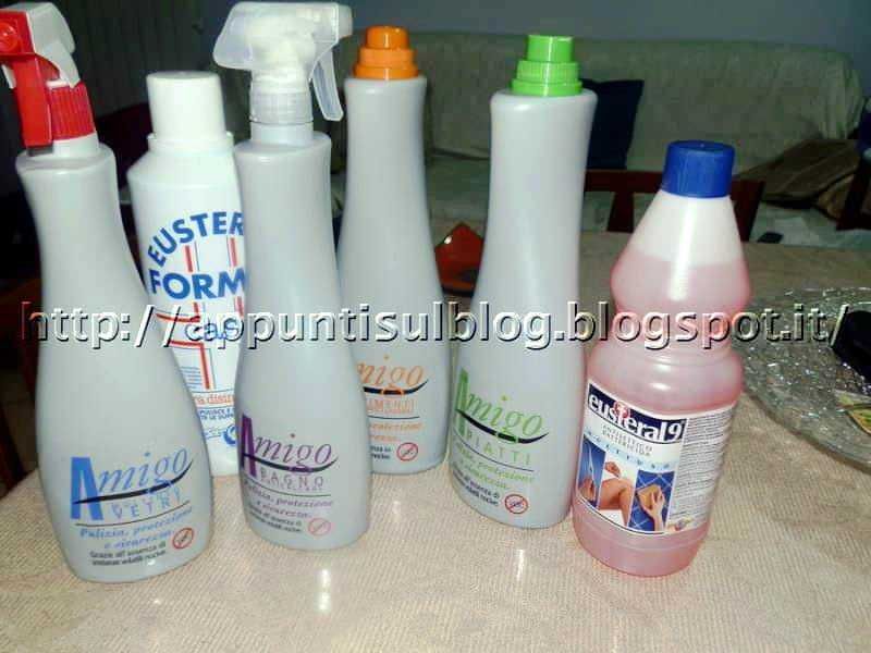 Solbat: detergenti naturali a difesa dell'ambiente 4 Amigo detergente smacchiatore per piastrelle e superfici lavabili, contenitore con spray, ideale per pulizia casa e igiene quotidiana. Packaging pratico e funzionale per mantenere ambienti puliti e sani.