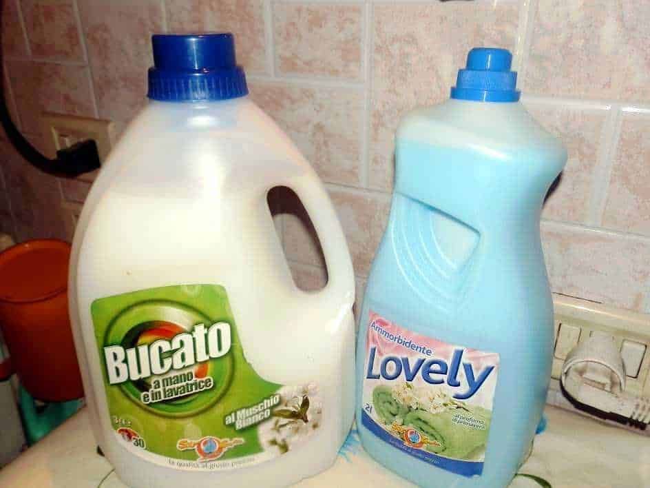 Polveri e detergenti per pulizia e casa, contenitori spray e detergenti multifunzione su tovaglia floreale, prodotto di pulizia domestica, cura della casa e igiene quotidiana.