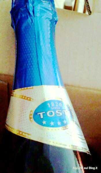 Vini e spumanti DOC e DOCG: Moscato d'asti: Pink Moscato Tosti in bicchiere, bevanda dolce italiana, ideale come dessert o aperitivo. Bevanda frizzante con aromi di frutta, perfetta per occasioni speciali e socializzare.