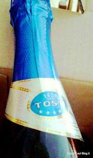 Tosti vini e spumanti DOC e DOCG con l'effetto bollicine 2 Moscato d'asti: Pink Moscato Tosti in bicchiere, bevanda dolce italiana, ideale come dessert o aperitivo. Bevanda frizzante con aromi di frutta, perfetta per occasioni speciali e socializzare.