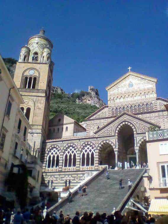 Amalfi: storia e fascino dell'antica Repubblica marinara 11 Palazzo e chiesa di Amalfi, Italia, vista dalla famosa Scalinata del Duomo di Amalfi