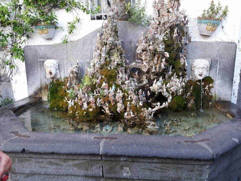 Amalfi: storia e fascino dell'antica Repubblica marinara 13 Fontana con il presepe