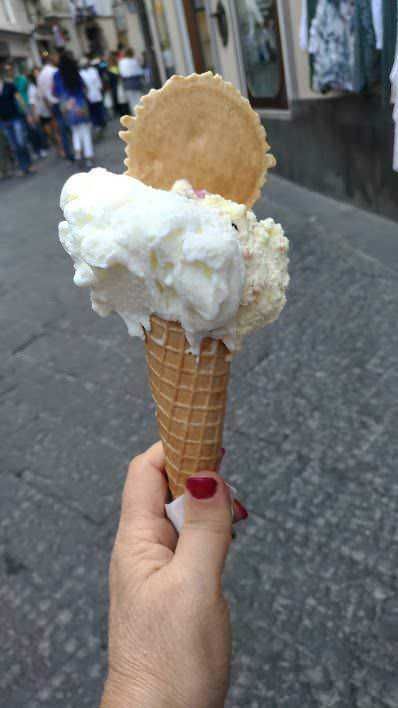 Amalfi: storia e fascino dell'antica Repubblica marinara 16 Street food, gelato a 3 gusti